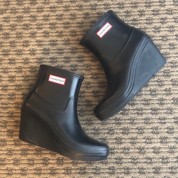 Hunter Shoes - HUNTER ⭐️Rare⭐️ Short Navy Wedge Boot - 8